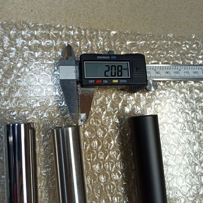 Porta deslizante com tubo de aço inoxidável de 25 mm de diâmetro e alta resistência à corrosão